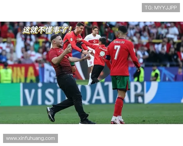 球迷疯狂冲入赛场竟抢走C罗球衣引发热议与争议
